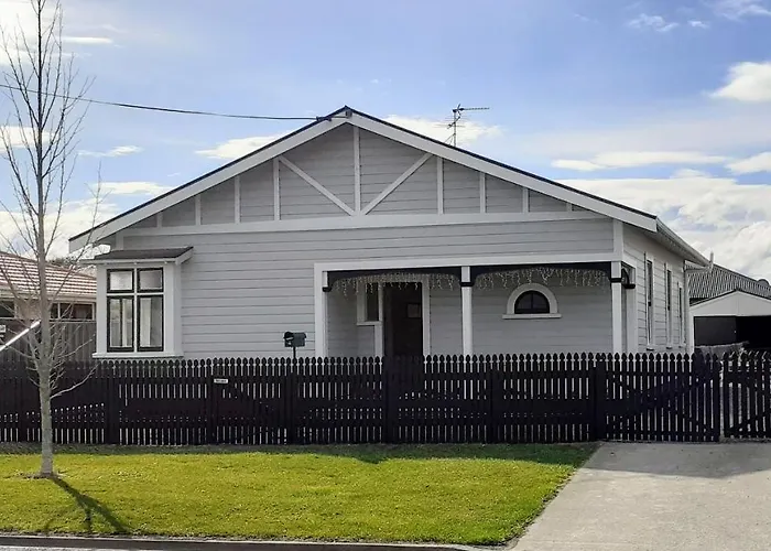 Te Waiharakeke Holiday Home